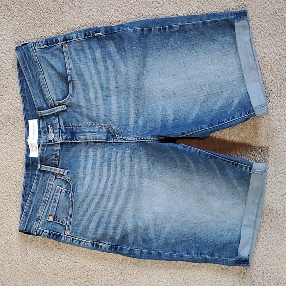 Levi's Pants - Womens Levi's mid rise Bermuda Shorts Size 12